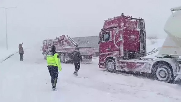 Bolu geçişinde trafik felç! Ankara ve İstanbul yönünde ulaşım durdu: Kilometrelerce araç kuyruğu oluştu